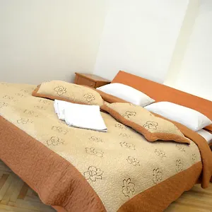  Apartment Grata -